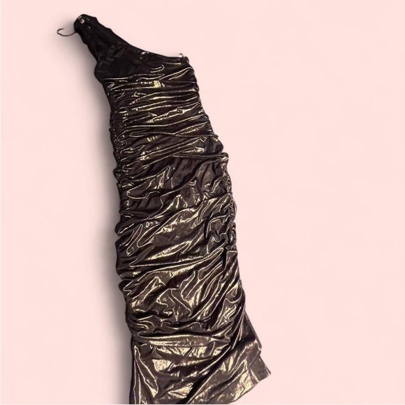 Elegant One-Shoulder Metallic Dress - Picture 3 of 7